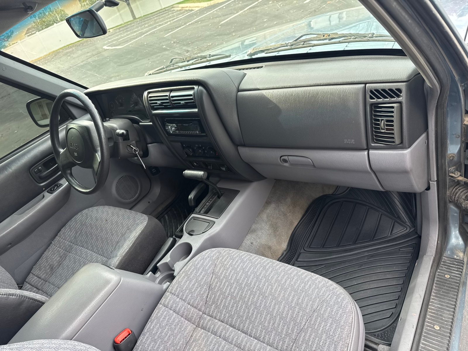 
								1997 jeep Cherokee full									